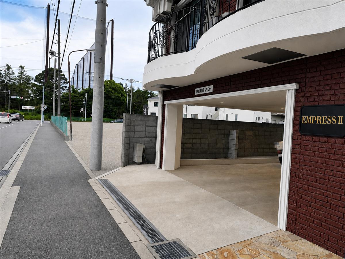マンション駐車場入口（EMPRESS II）