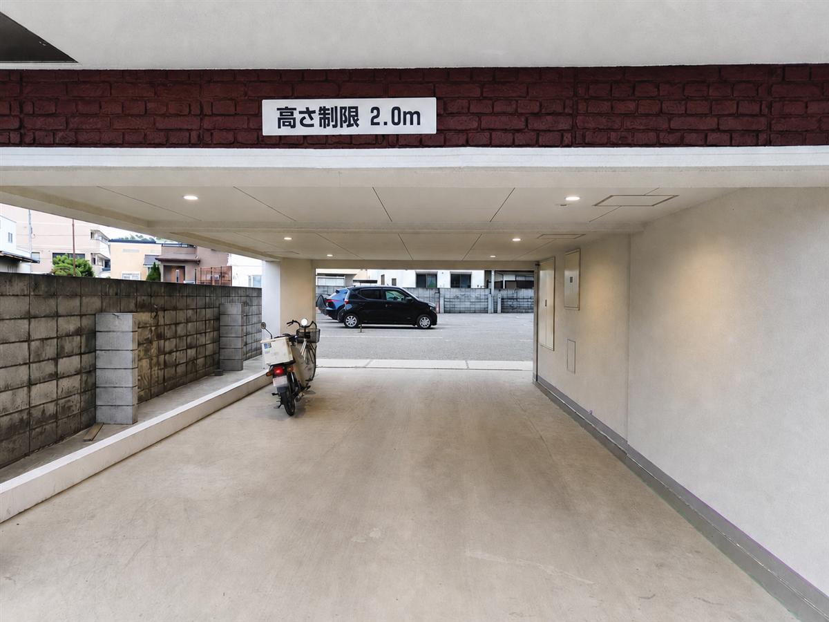 駐車場通路を通り右手方向へ